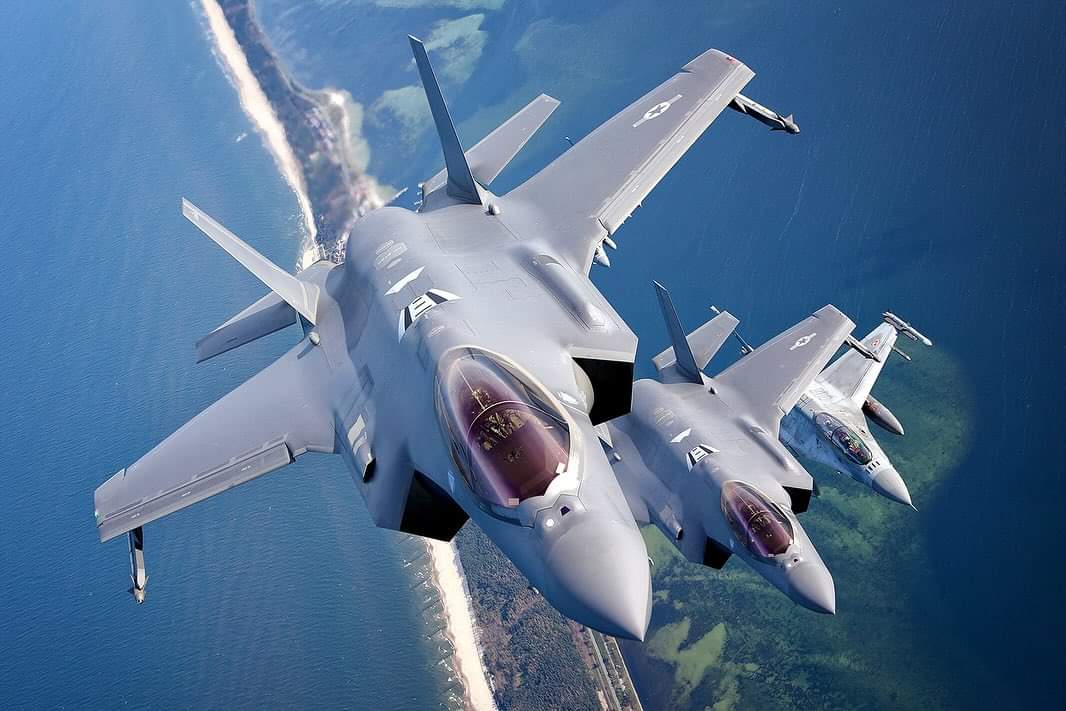 MilTechAV's tweet image. U.S. Air Force F-35s from the @48fighterwing deployed to Łask Air Base, Poland for an Agile Combat Employment, boosting expeditionary capabilities and interoperability with Polish F-16s. 🛩️ #AgileForces #WeAreNATO 

📷: Bartosz Bera

#OTAN #NATO #airforce #army #military…