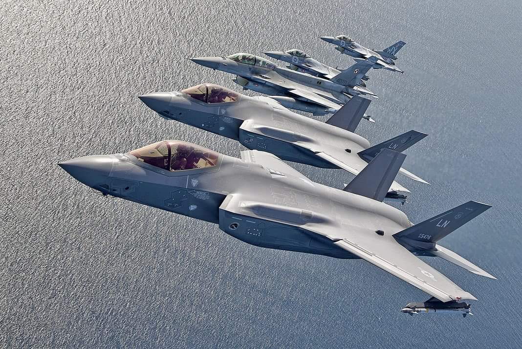 MilTechAV's tweet image. U.S. Air Force F-35s from the @48fighterwing deployed to Łask Air Base, Poland for an Agile Combat Employment, boosting expeditionary capabilities and interoperability with Polish F-16s. 🛩️ #AgileForces #WeAreNATO 

📷: Bartosz Bera

#OTAN #NATO #airforce #army #military…