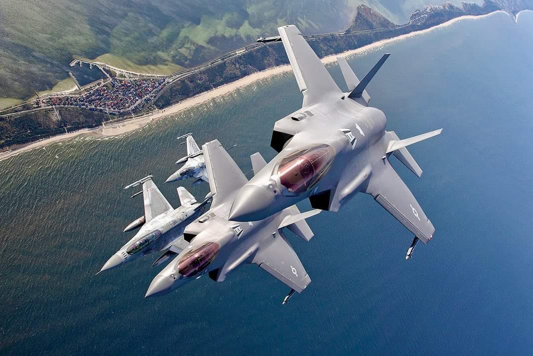 MilTechAV's tweet image. U.S. Air Force F-35s from the @48fighterwing deployed to Łask Air Base, Poland for an Agile Combat Employment, boosting expeditionary capabilities and interoperability with Polish F-16s. 🛩️ #AgileForces #WeAreNATO 

📷: Bartosz Bera

#OTAN #NATO #airforce #army #military…