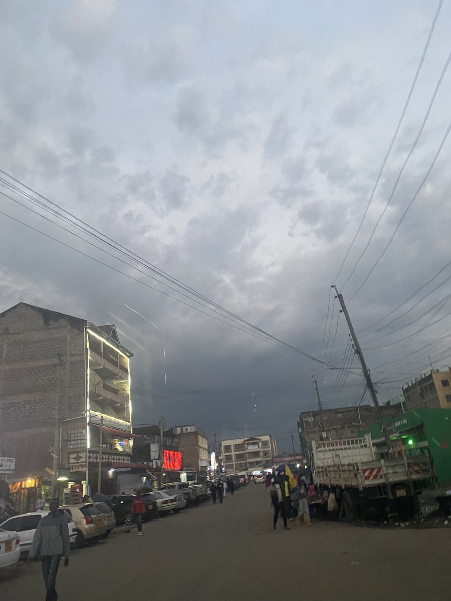 Skies are heavy in Ongata Rongai 🌩️
