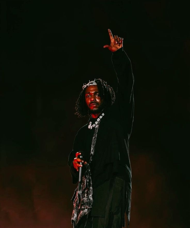 portalkendrick's tweet photo. "Não queremos ouvir você dizer n*gga nunca mais."

"Eu prefiro m*rrer do que ver um canadense fazer o Tupac se revirar no caixão"

"Quantas mais feats negros até você finalmente se sentir negro o suficiente?"

AS MELHORES BARRAS. https://t.co/I6DBwvBIfA