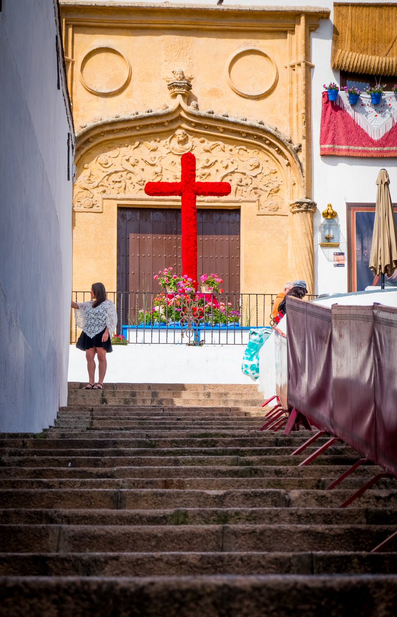 Cruz de Mayo (Cuesta del Bailío, Córdoba) #crucesdemayo #Córdoba #Andalucía #España #Spain #fotocallejera #streetphotography #streetphoto #streetphotographer #streetstories #julioromerodetorres #turista #tourist