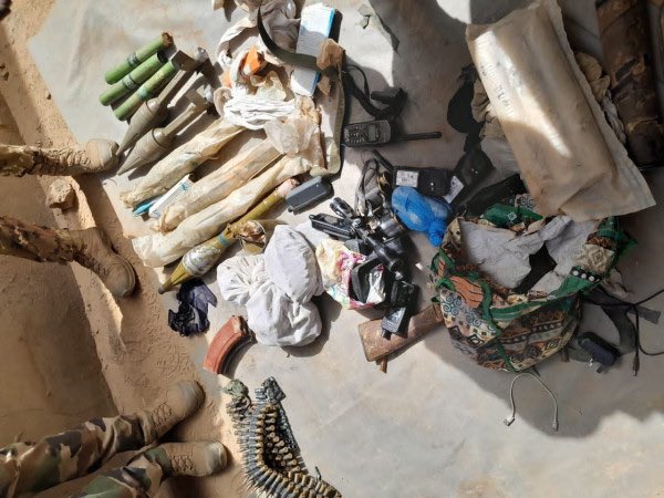 #Mali : Un groupe armé fait reddition aux FAMa avec leurs équipements de combats à Aguelhoc (Kidal)
 
L'état-major général des Armées a informé ce lundi l'opinion publique via un communiqué de la reddition aux Forces armées maliennes (FAMa) le 28 avril à Aguelhoc dans la Région