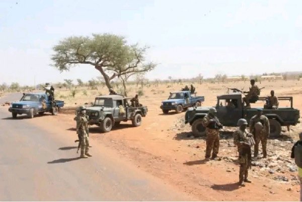 #Mali : 11 morts et deux blessés suite à une attaque terroriste à Gao* 

Le poste de Coordination des mouvements des forces patriotiques de résistance ( CMFPR 1, 2 et 3) du village de Kadji dans la Commune rurale de Gounzoureye, situé à 7 km de Gao, a été la cible d’une attaque