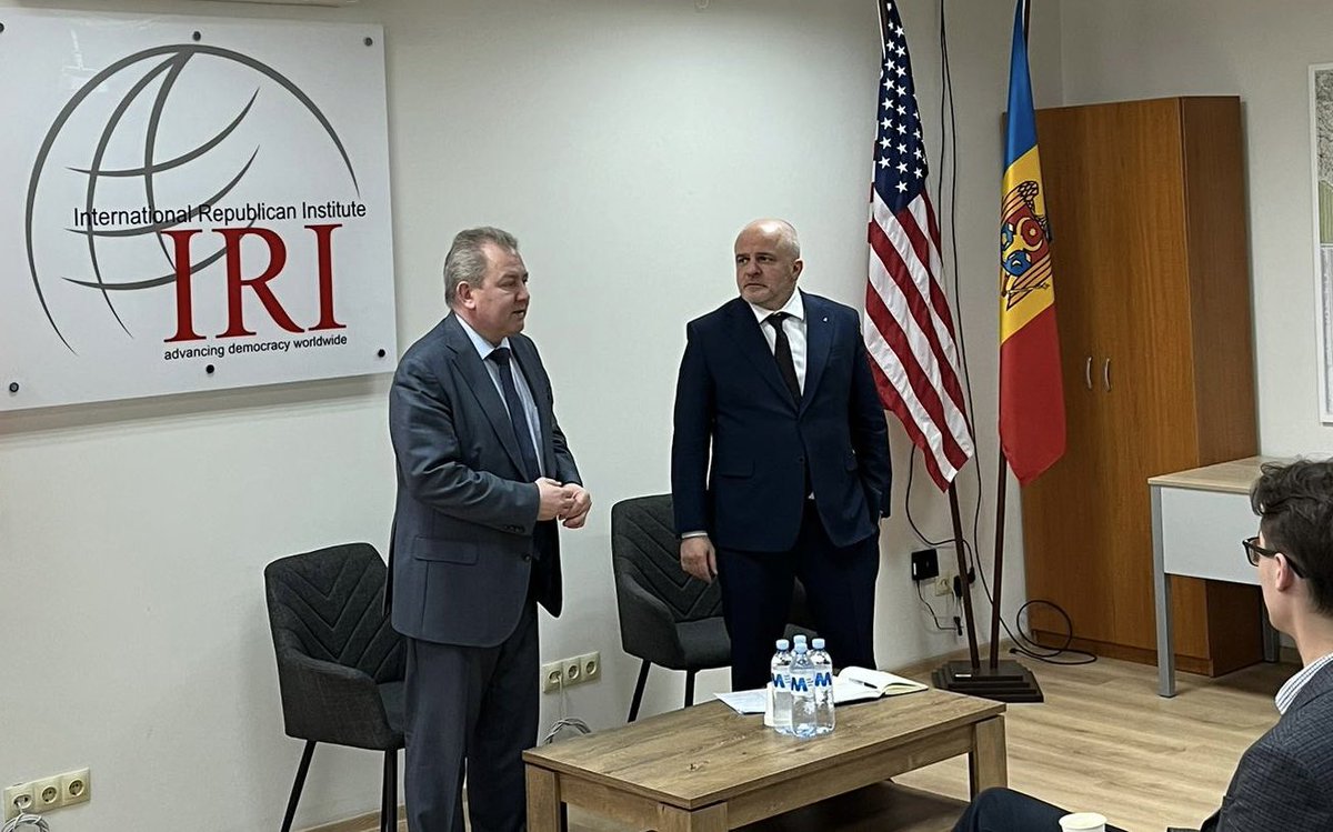 Session of ALPI - Advanced Leadership in Politics Institute. @pawelkowalpl - chair of the foreign affairs committee of Polish parliament spoke to Moldovan youth about challenges for the West after Russian agression on Ukraine. Program organised by @IRIglobal supported by @USAID