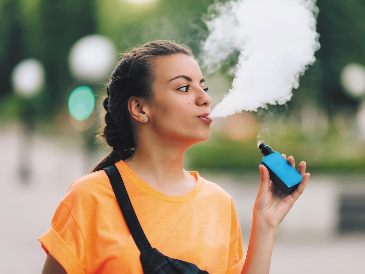TheDailyGlobal_'s tweet photo. 🔬Discovery Alert: Teens who vape heavily show alarming levels of uranium and lead in their urine. A study by University of Nebraska researchers reveals a 30% increase in lead and double the uranium compared to occasional vapers. Concerns rise over potential health risks.💡 https://t.co/cgda72tWc2