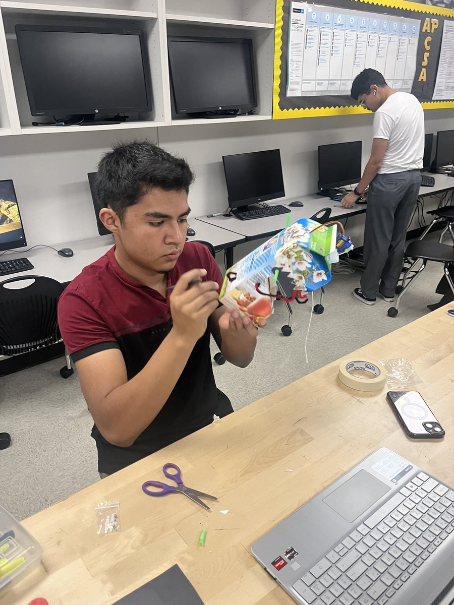 Phillipmhunt's tweet image. Today in @NimitzVikings Computer Science 1 Students are building milk carton monsters using servos and the light sensor on the #microbits @microbit_edu @iisdCTE @IrvingISD #codinghardware