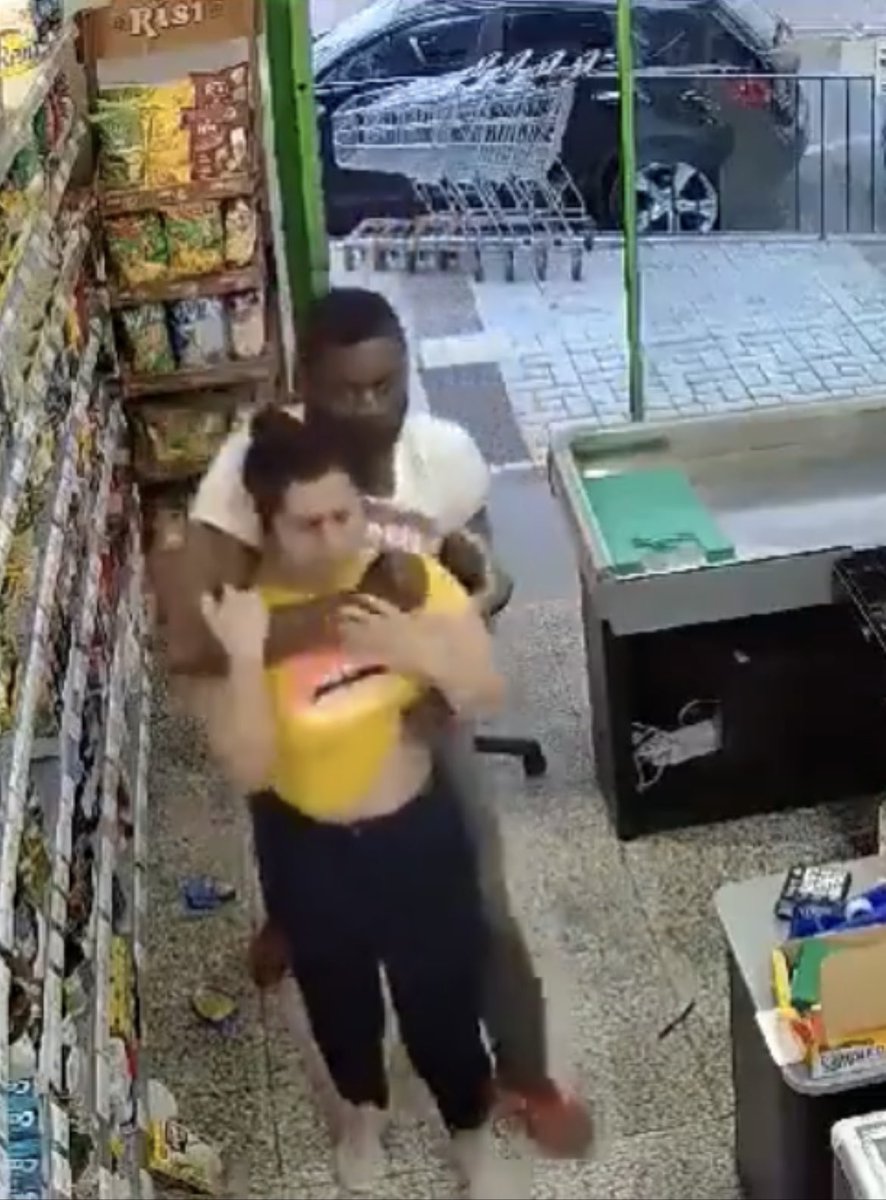 Un inmigrante ilegal atraca a la cajera de un supermercado en Málaga,la estrangula brutalmente y roba el dinero de la caja
También la llevó al lavabo y le puso un cuchillo en el abdomen
…Fue detenido infraganti 4 días después estrangulando a otra mujer en la calle para robarle🤦‍♂️