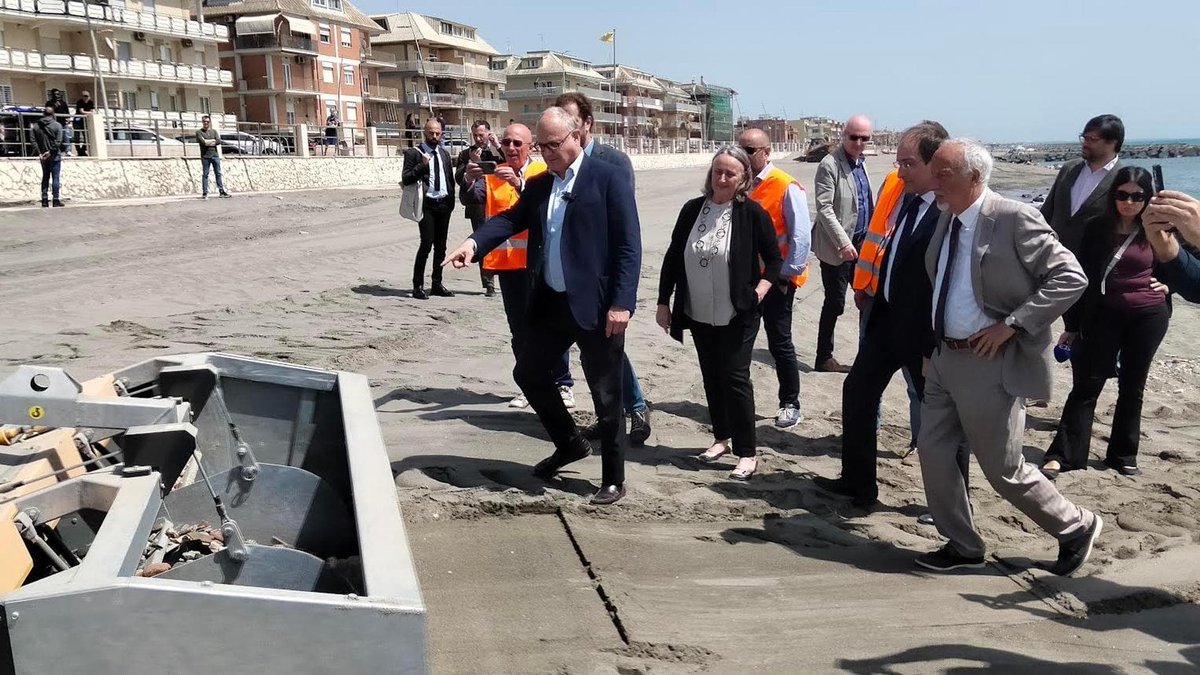 Ostia, sopralluogo di Gualtieri per interventi Ama sulle spiagge roma.repubblica.it/cronaca/2024/0…