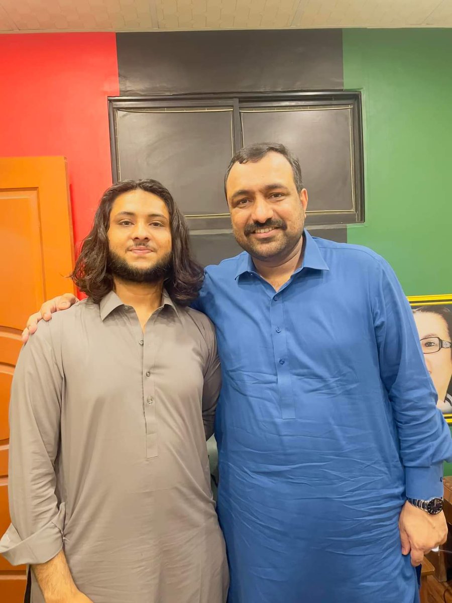 RazaqGadehi's tweet photo. کراچی چنیسر گوٹھ: صدر پی ایس ایف جناح ہسپتال یونٹ عبدالرزاق گاڈھی کی چیئرمین چنیسر ٹاؤن فرحان غنی سے ملاقات،
ان کے ہمراہ سپاف ضلع مٹیاری کے انفارمیشن سیکٹری جنید جھکری جو اور سوشل میڈیا ایکٹیوسٹ میر آریسر موجود تھے،
@FGhani22 @mir_arisar
@JunaidsalehPPP
#abrazzaquepsf #psfjpmc https://t.co/HHtHRSUYS5