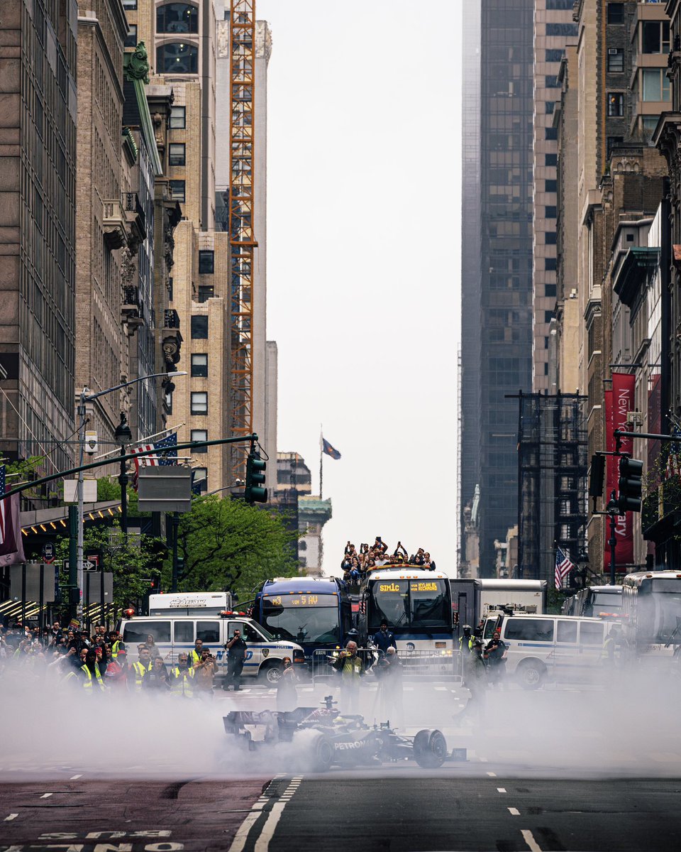 Lewis Hamilton, New York sokaklarında tozu dumana kattı. 🍩