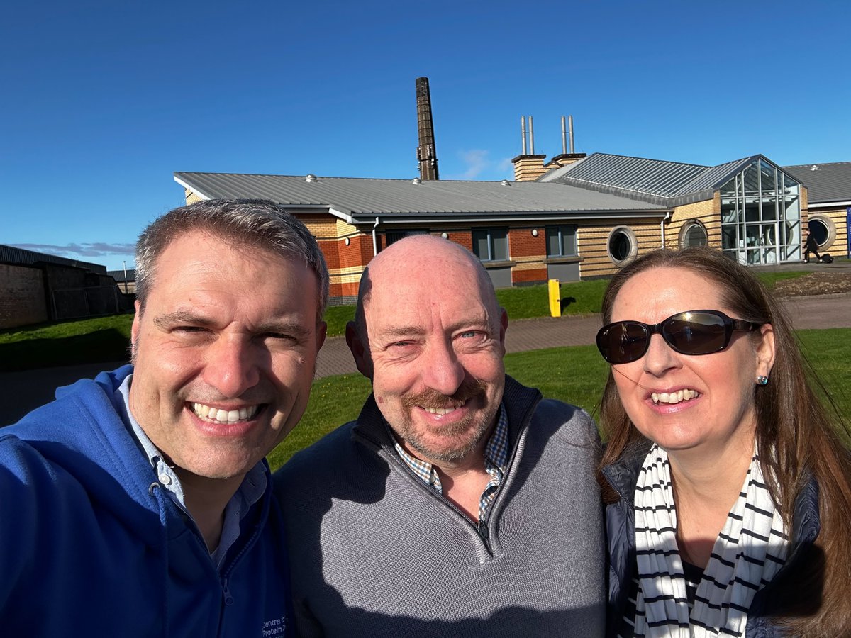 As our Protein Degradation in Focus Symposium approaches, here's a fact about Dundee. 😎 Bring sunglasses! Dundee is the sunniest city in Scotland! Here's our Director @AlessioCiulli & Operations Lead Louise with Mike from @FallonesPizza being dazzled by the sun! #TPDFocus