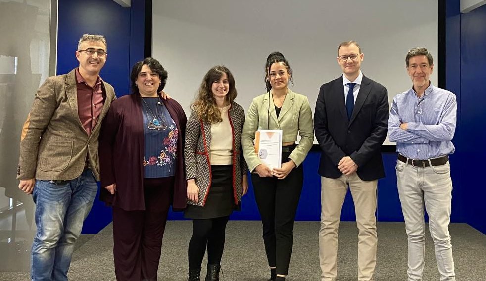 anaespmr's tweet photo. El pasado viernes, Claudia Lozano defendió con gran éxito su tesis doctoral. 
Un placer participar en el tribunal. 

Enhorabuena a la doctoranda y los directores de tesis! 👏🏻📖🎓🎉
@IMDEA_Nano @UAM_Madrid https://t.co/D0ShyvQzrw