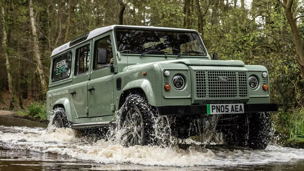 The old Defender gets a new spark of life… in its wheels! Electric hub motors? Yeah, I'm skeptical too, but hey, it can probably still splash through puddles like a boss. What do you think - classic charm or electric abomination? #landrover #defender
captainelectro.com/cars/look-ma-n…
