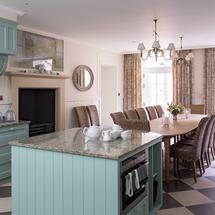 ✨BREAKFAST KITCHEN✨
Enjoy the convenience and luxury of the Hope Scott Wing’s self-catering facilities. This bespoke breakfast kitchen offers a spacious and stylish dining experience for informal occasions. 🍴

Book your stay at Abbotsford: stay.scottsabbotsford.com/booking-availa…
