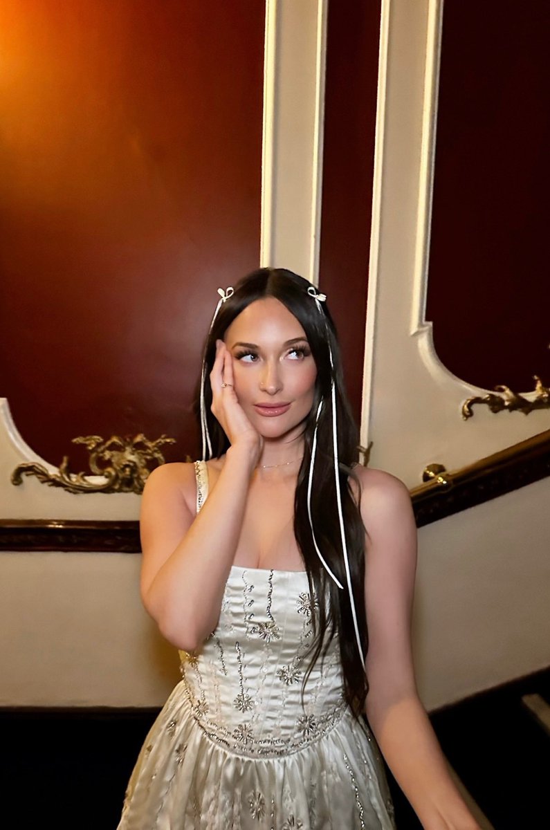 KaceyMusgraves's tweet image. Dublin. Night one. #DeeperWellWorldTour ♥️