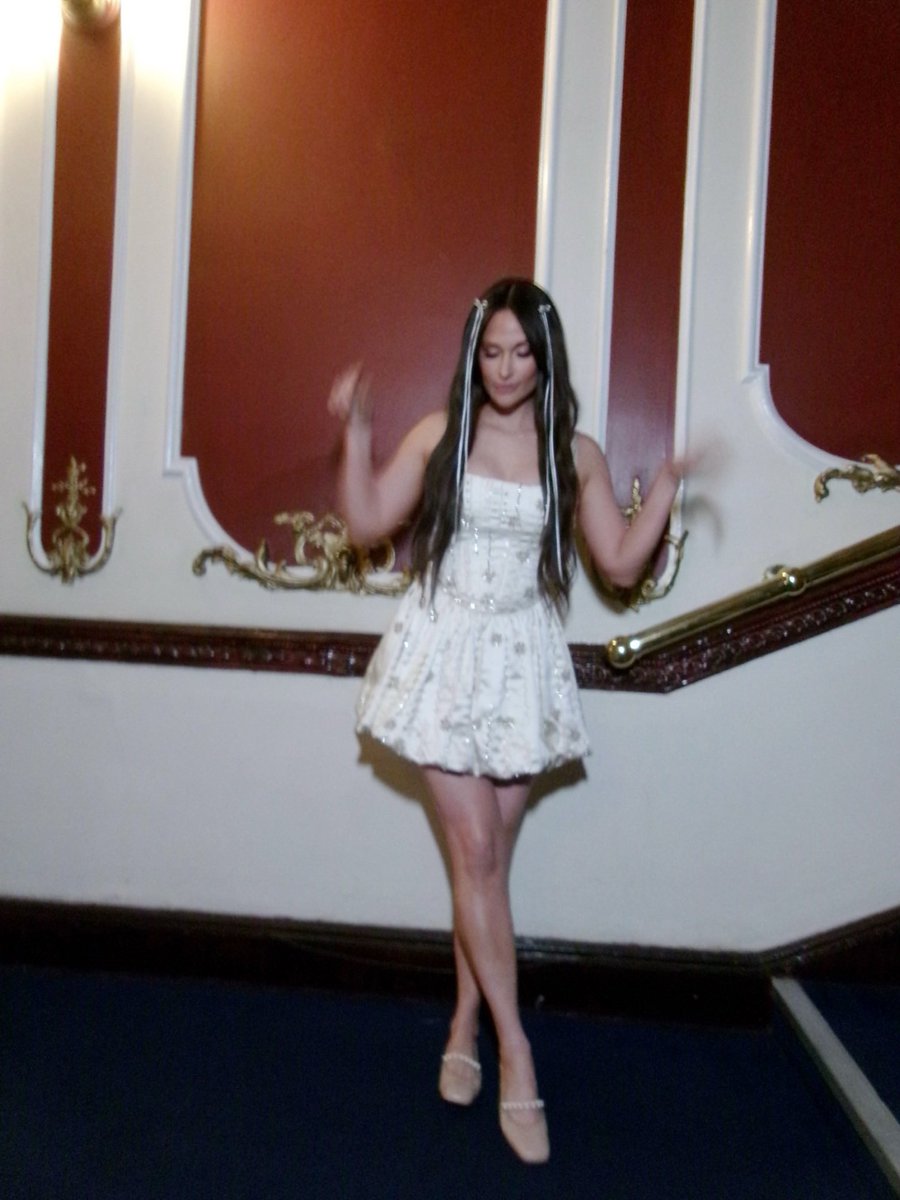 KaceyMusgraves's tweet image. Dublin. Night one. #DeeperWellWorldTour ♥️