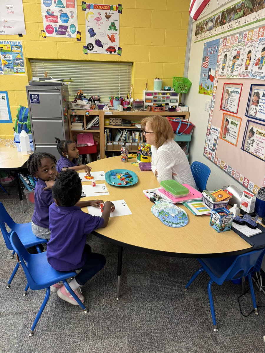 Small group with Mrs Glass PreK scholars! Reiterating letter sounds and recognition! @LANschools @LAJohnTWhite @Drmamouton @MaestraMrsGomez