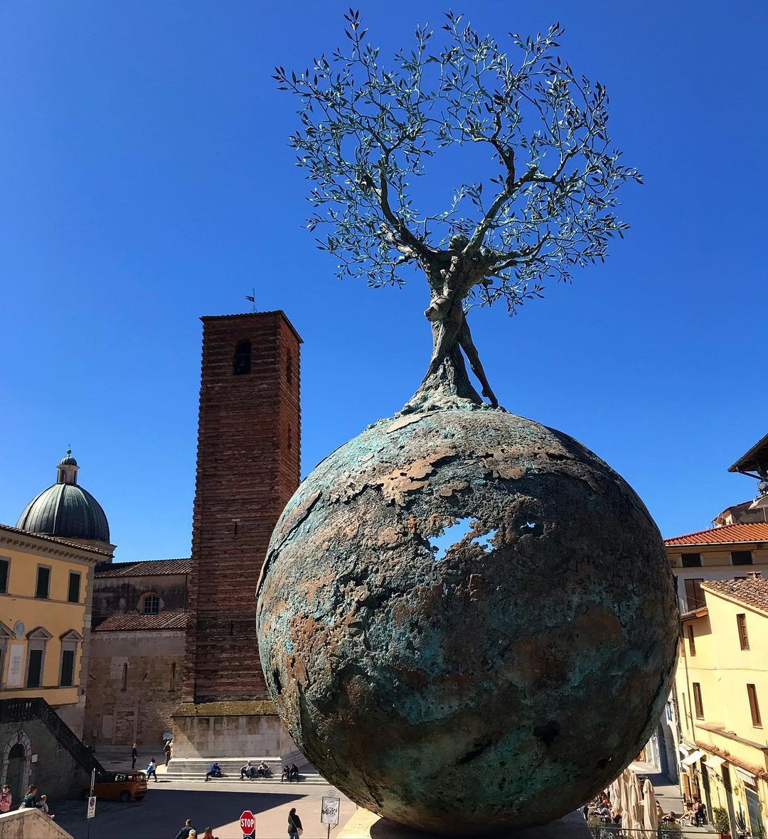 On the leg 26, you can stop in #Pietrasanta to look for all the contemporary art works that inhabit its streets. Discover them on @VisitTuscany 
👉 bit.ly/International-…

📸 IG cristianocasa