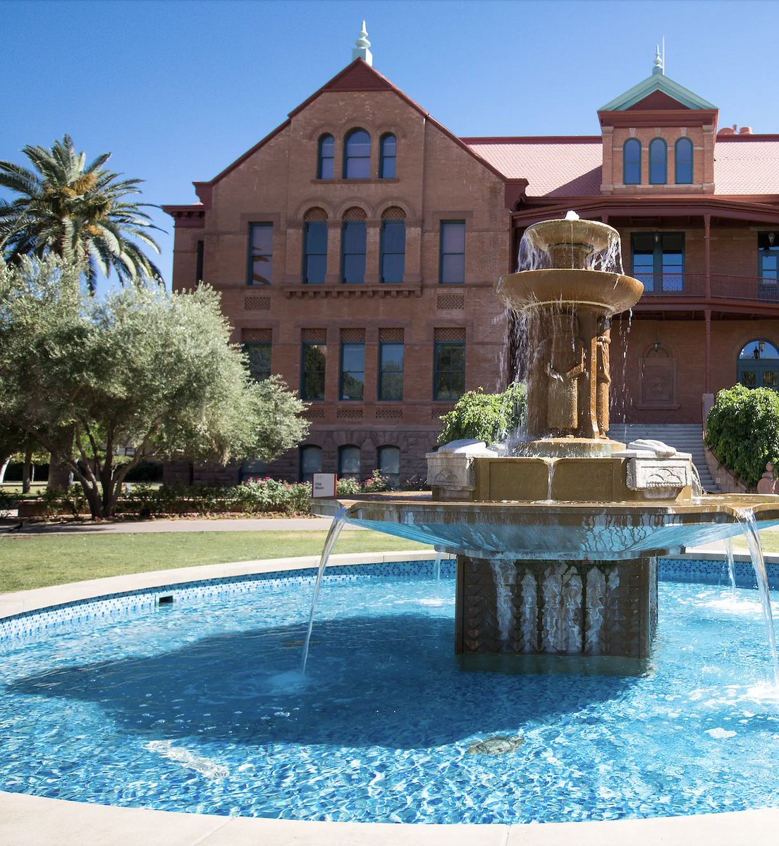 Graduation season has come around again, and graduation photoshoots are in full swing. Here are several spots around ASU’s campuses that are perfect for an #ASUgrad photo! arizona-state-university.medium.com/best-places-at…