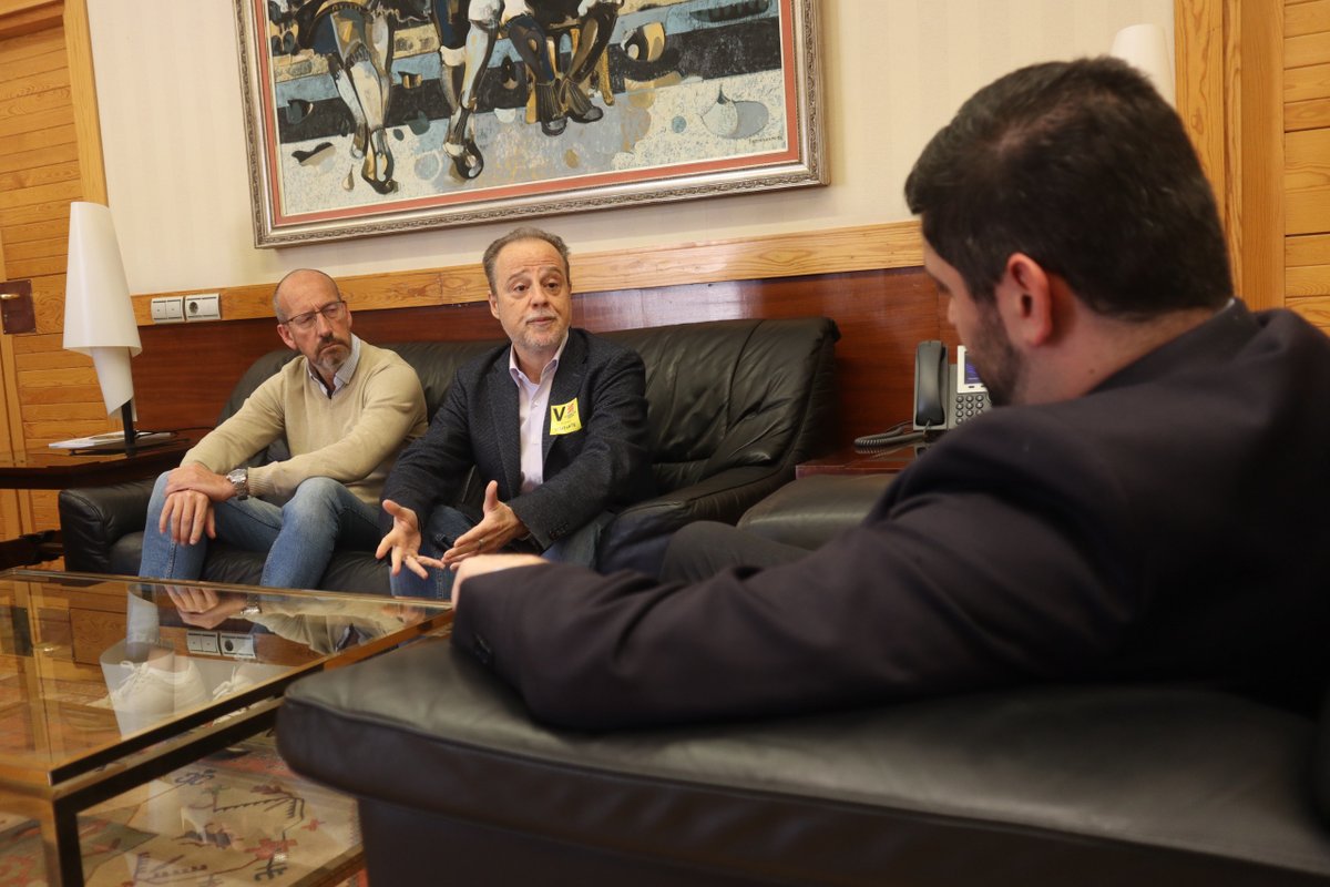 🌄El vicepresidente primero, @_a_nolasco, ha recibido a la asociación 'Aragón Despierta' para abordar la reparación del patrimonio cultural en el medio rural