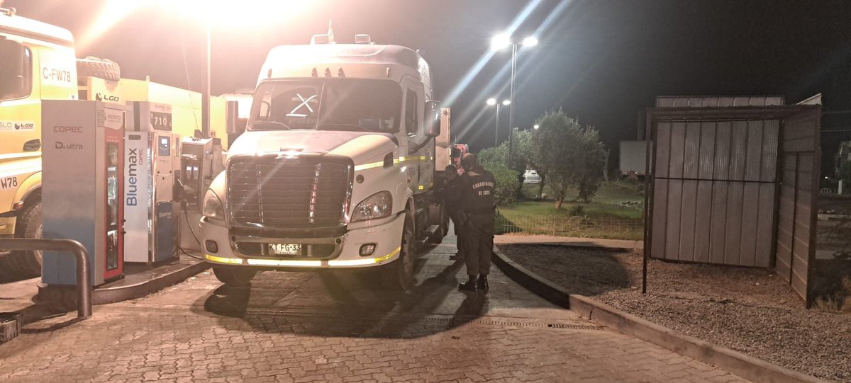 La Subcomisaria Huara se destaca por realizar controles y fiscalizaciones a camioneros en la Ruta A-16 y los descansos de la Ruta 5 Norte, en la Provincia del Tamarugal. Su compromiso con la seguridad vial y la prevención de accidentes es ejemplar. #CarabinerosDeTodos