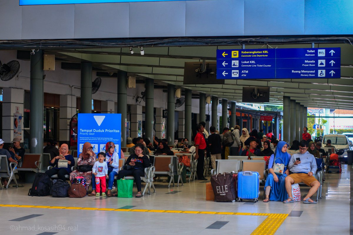 Menunggu kereta , dan menunggu jam bording , 
Lebih nyaman menunggu di tempat tunggu yang di sediakan. @KAI121 @keretaapikita @mas_didiek @AnkerTwiter @sahabatKAI121 @jurnalrailfans @jalur5_ @semboyan35com @garut_railfans @instrail_id @asmaraism