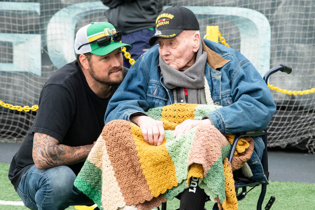 Larry Rosenmiller, a #MarineCorps WWII veteran, waits to be introduced at the annual University of Oregon spring football game in Eugene, Ore., April 27, 2024. Rosenmiller, who will turn 100 years old in early May, was honored for his service to the nation.

Source: #Pentagon