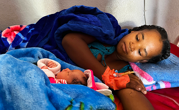 🚨 60 to 70% of pregnant women at Ambovombe Regional Referral Hospital in #Madagascar lose their babies because they seek medical assistance too late. See how @UNFPA—the @UN sexual and reproductive health agency—is making #motherhood safer: unf.pa/hjh #GlobalGoals