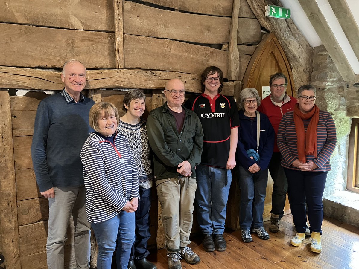 Ymweliad hyfryd ar brynhawn glawiog â @PentreIfan ar y cyd â @LearnCymraegPem gan ddysgu llawer am flodau a phlanhigion. Diolch yn fawr i Aled ac Owain am gynnal sesiwn hwyliog a diddorol