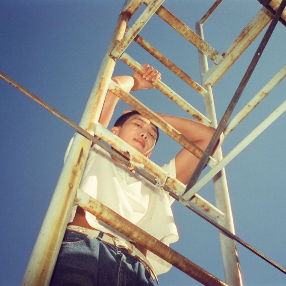 Dessytothemax's tweet photo. why does namjoon wants to chat with you on a ladder?

so you can converse high https://t.co/vpbcL9y1xi