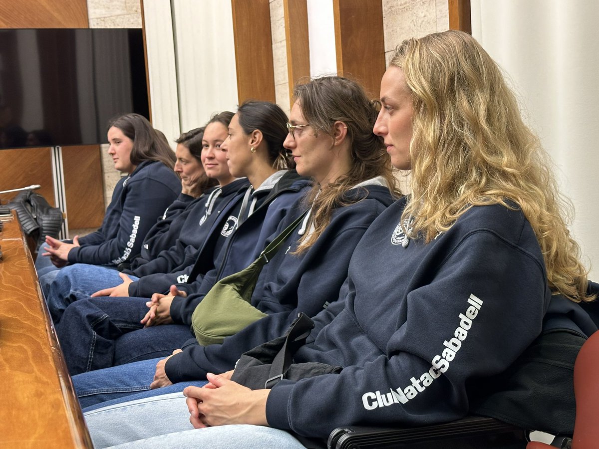 #ARA ➡️ Rebuda institucional de l'equip de waterpolo femení del Club Natació Sabadell 🤽 🤽‍♀️El 21 d'abril, les waterpolistes es van proclamar, per setena vegada, guanyadores de la 🏆 Champions League 📍Al saló de plens de l'Ajuntament #Sabadell #Esport