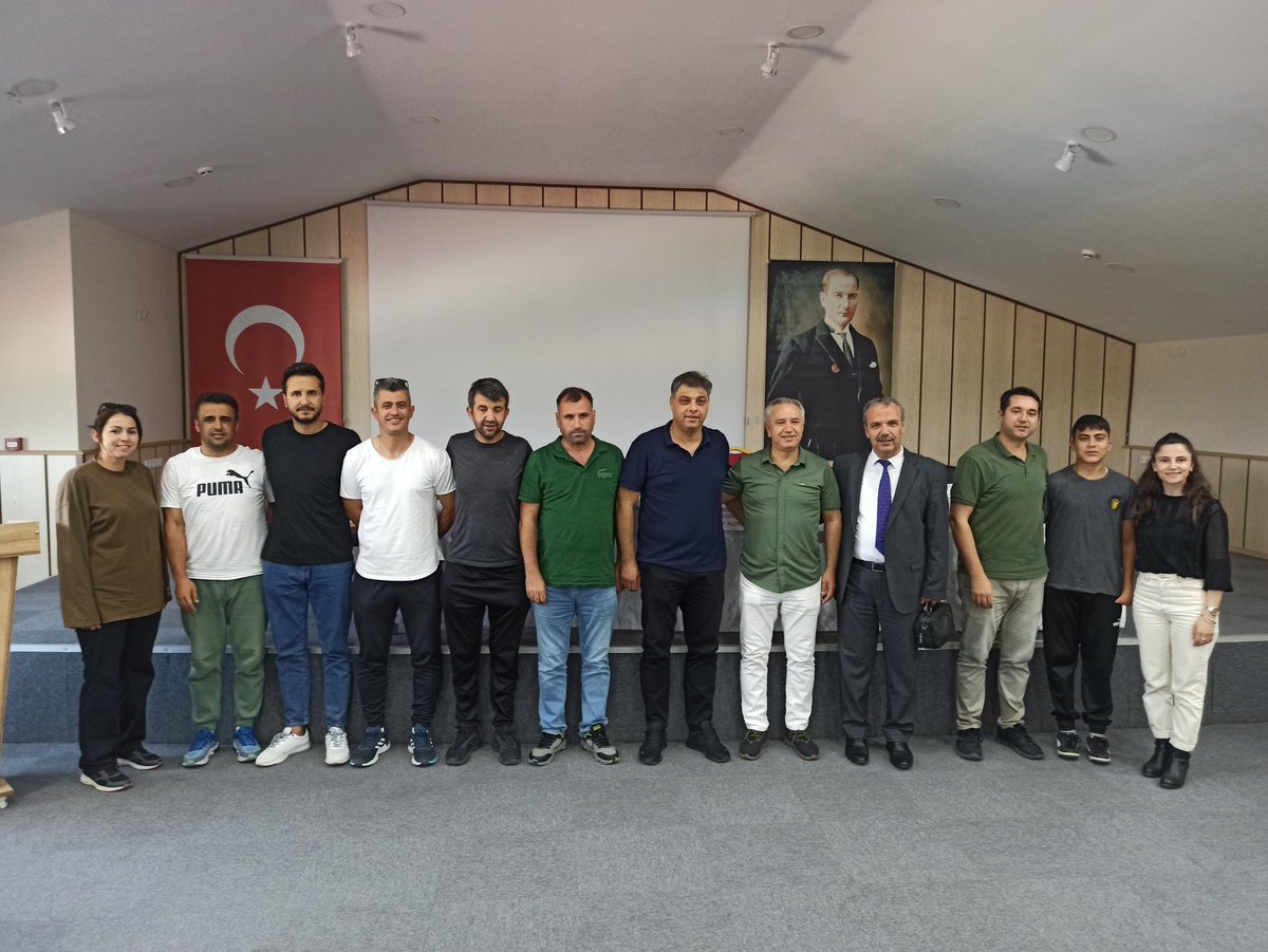 Geleneksel Meslek Buluşmalarımızda bugün temamız SPOR oldu. Süperlig Hakeminden Milli Sporcumuza başarılı bir çok sporcu öğrencilerimizle buluştu. 
Misafirlerimize ve emeği geçen öğretmenlerimize teşekkür ederiz. 
#bizvoleybolilçesiyiz 

<a href="/AydinMemArge/">Aydın İl Mem Ar-Ge</a> <a href="/ekicis20/">Süleyman EKİCİ</a> <a href="/cemalagirol/">Cemal</a>