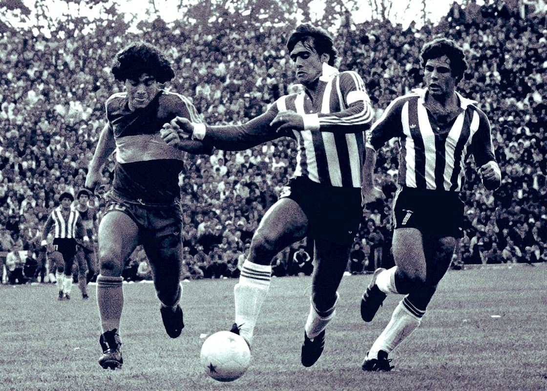 Diego Armando Maradona, Jose Luis Brown y Miguel Angel Russo. Glorias del fútbol Argentino durante un Estudiantes de la plata VS. Boca Juniors. (1981) QUÉ NENES!