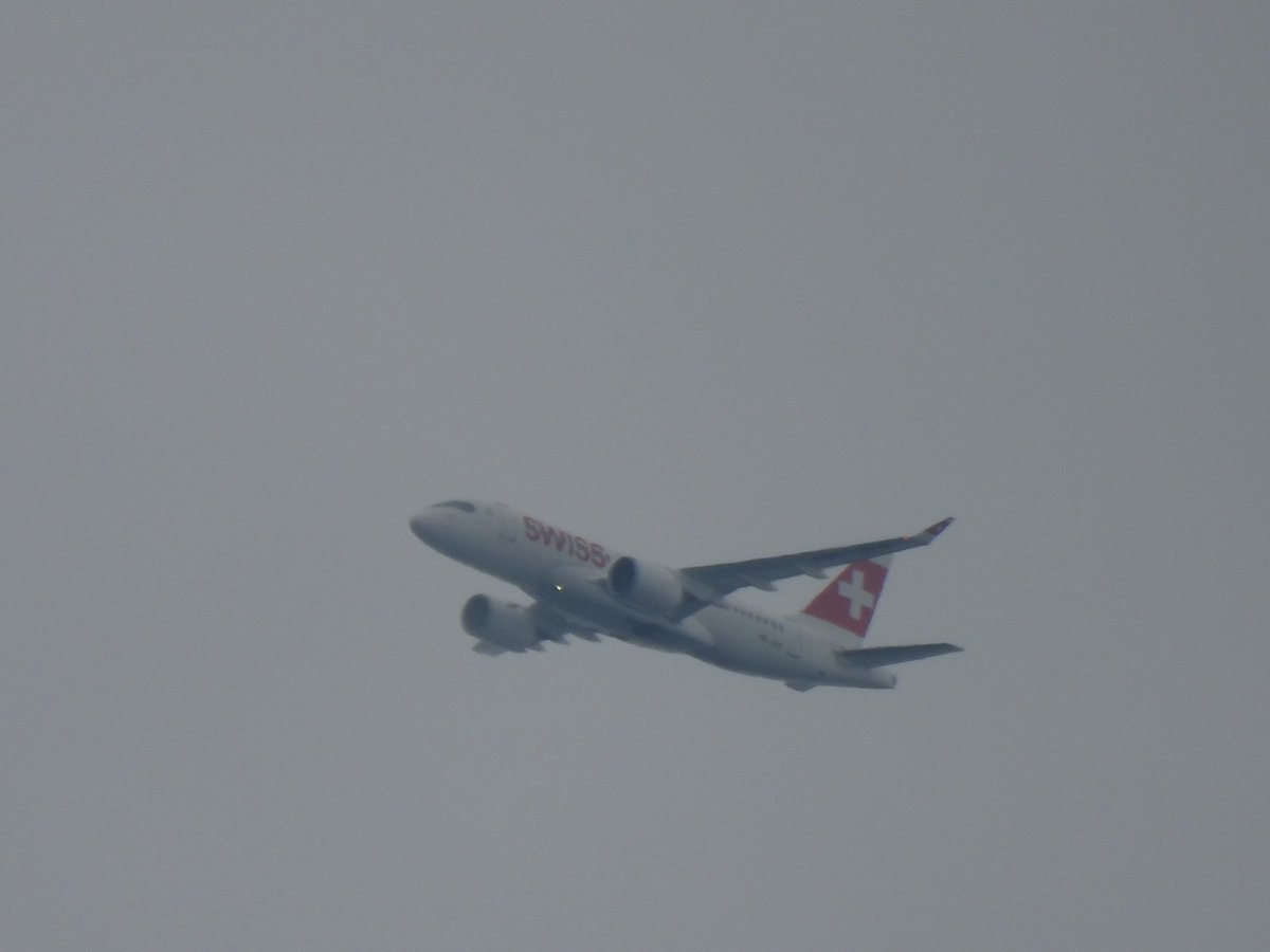 Swiss Airline crossing the Isle of Sheppey during cloudy conditions this afternoon, few spots of rain. ✈️

#sheppey #kent #sheerness #photography #weather