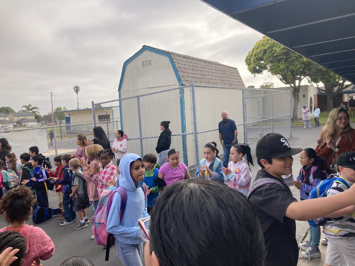 Pep rallying our wonderful 3rd-6th grade students before testing @centralSBUSD thank you parents for showing their support @Supt_SBUSD @SBUSD_NEWS