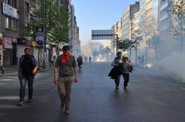 1 Mayıs 2013 Ethem Sarısülük Şişli'den Taksim'e yürürken...

Ethem Sarısülük Ölümsüzdür!

1 Mayısta Taksimdeyiz! 

Ayağa Kalk! 
#HerYerTaksimHerYer1Mayıs