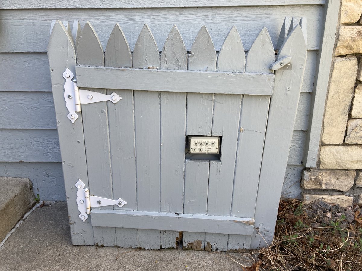 SponMat's tweet image. ⁦@XcelEnergyCO⁩ has been unable to read our gas meter since July 2023, in spite of my requests and their broken promises. Perhaps a picture will help them.