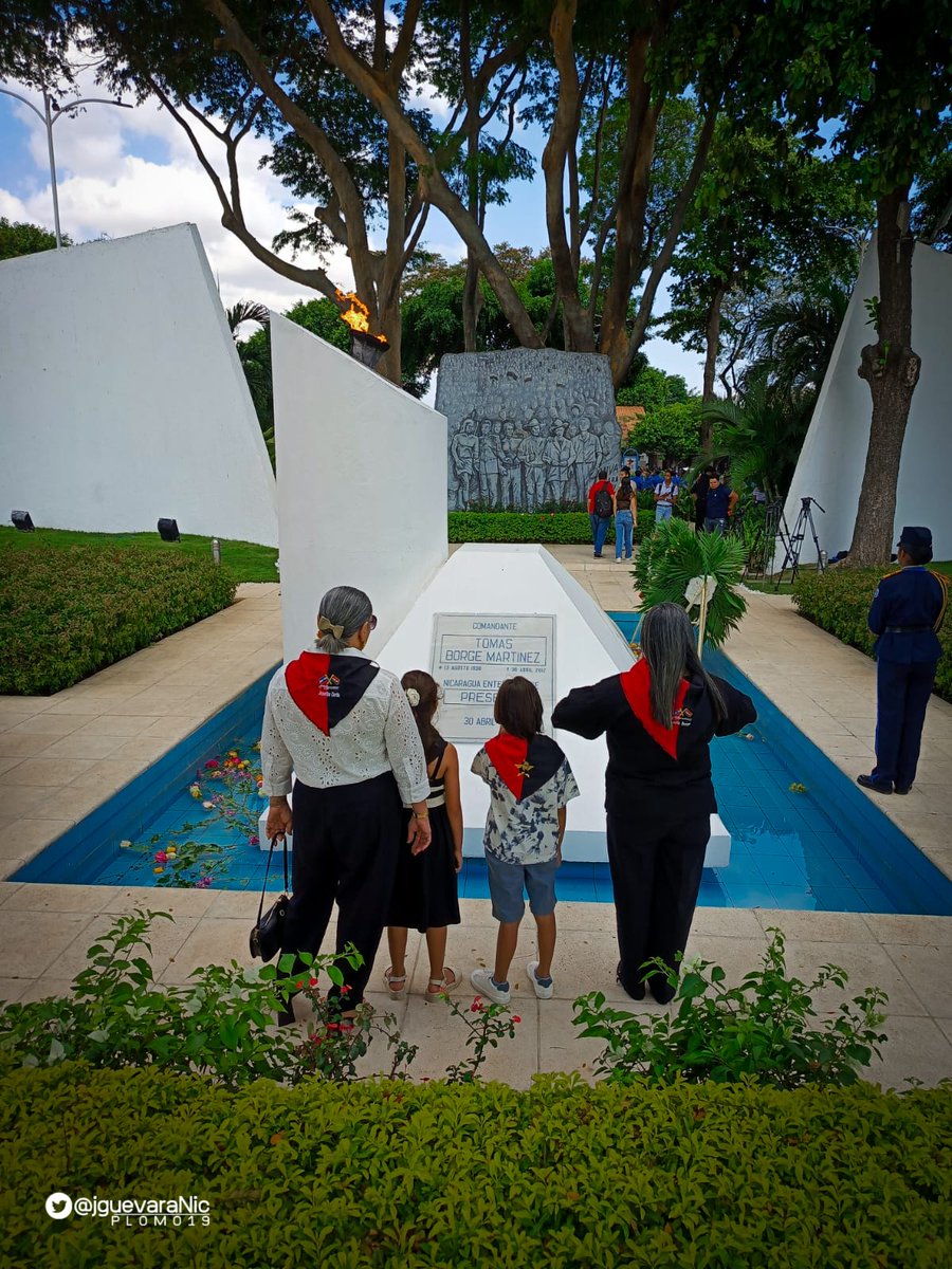 Desde horas muy temprano de este martes 30 de abril, miembros de Juventud Sandinista 19 de Julio depositaron ofrenda florales en el mausoleo dedicado a la memoria del comandante Tomás Borge. #UnidosEnVictorias #SoberaníayDignidadNacional