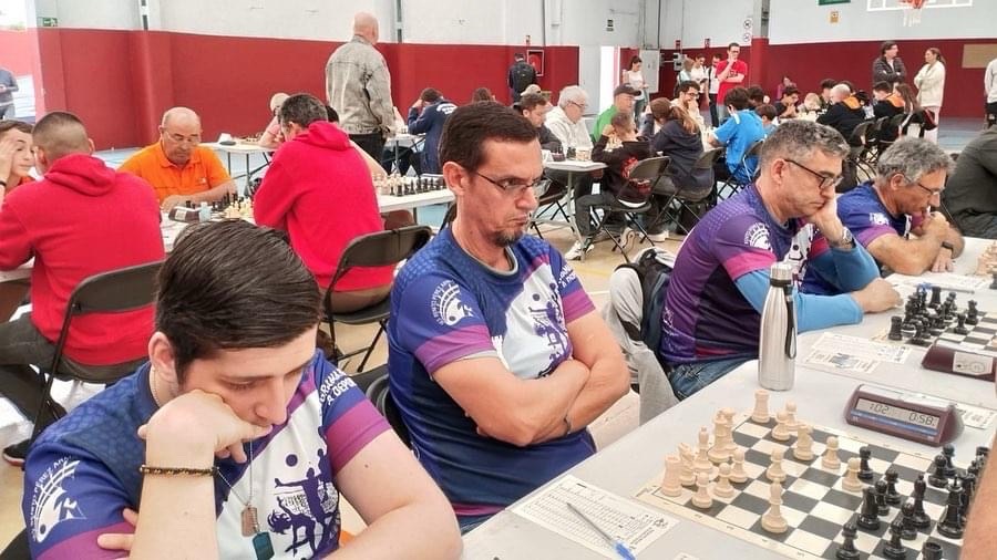 ¡Enhorabuena al equipo de Ajedrez C.D. Benito 2014♟️por su magnífica victoria esta tarde, en una jornada de #DeporteCanario donde se alzan con el primer puesto en el Campeonato de Tenerife👏🏼🏆 ¡Qué orgullo! Muchas felicidades equipo🤩