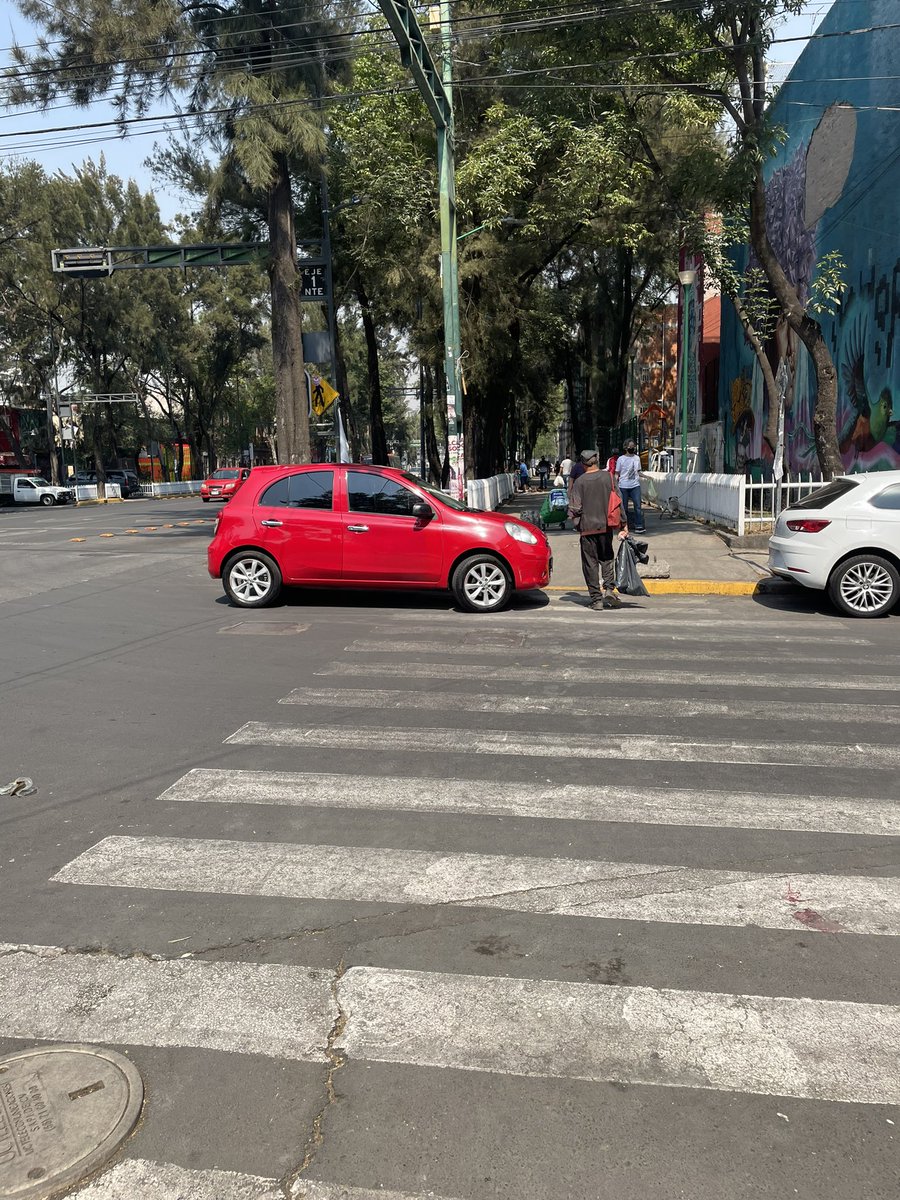 Favor de retirar este auto en paso peatonal en Eje 1 Nte esq Zaragoza en #Buenavista @UCS_GCDMX #TránsitoGCDMX