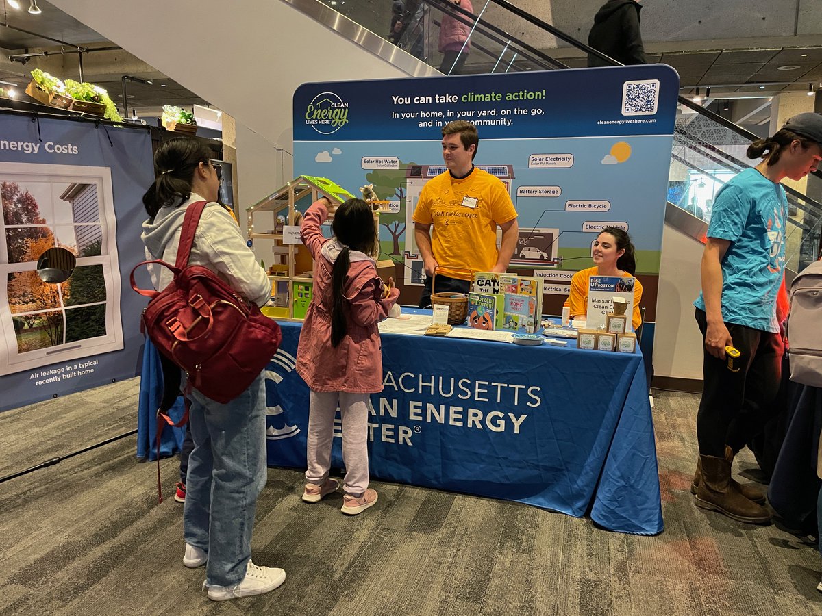 Love these pics of our time at the @museumofscience's Rise Up #Boston Climate Weekend 🌎 Thanks to the folks who came to MassCEC and @MassEEA's table to learn about the benefits of using #cleanenergy at home and on the road.