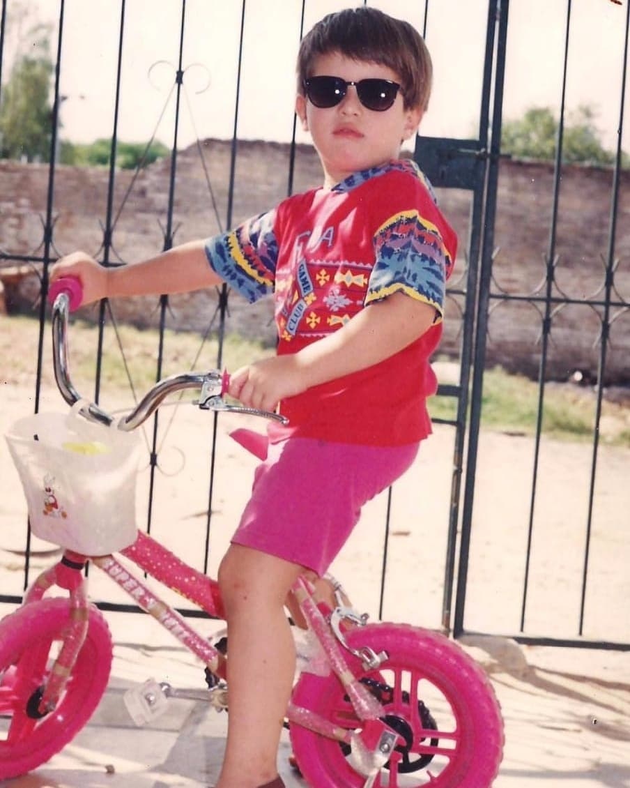 Feliz Dia del Niño :v
Aquí una foto de cuando era wapo y algo asterik 
A pesar de los años sigo actuando como uno a veces.