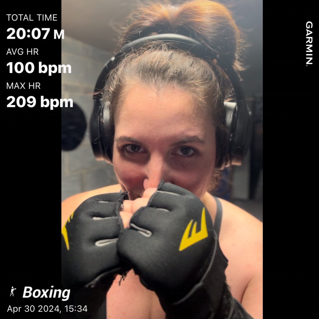 🥊 Granted it’s on the pad and I still need to hang my bag up but god I’ve missed this !!! 

#boxinggirl #boxing #boxingtraining #boxinglife #boxinggym #boxingday #boxingworkout  #fitness #boxinghype #boxingworld #boxingfitness #crosstraining