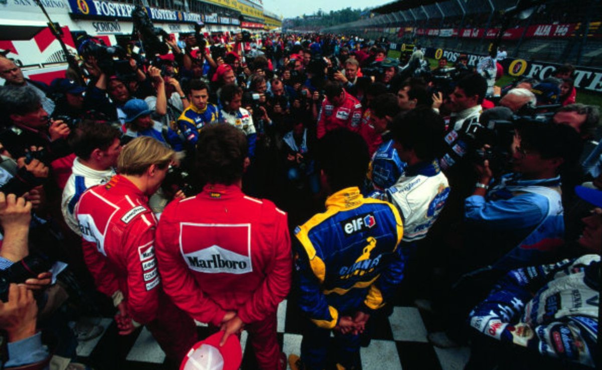 Hoje, há 29 anos: Os pilotos prestam homenagem à Ayrton Senna e Roland Ratzenberger 30 de abril de 1995 - Grande Prêmio de San Marino, Ímola, Itália