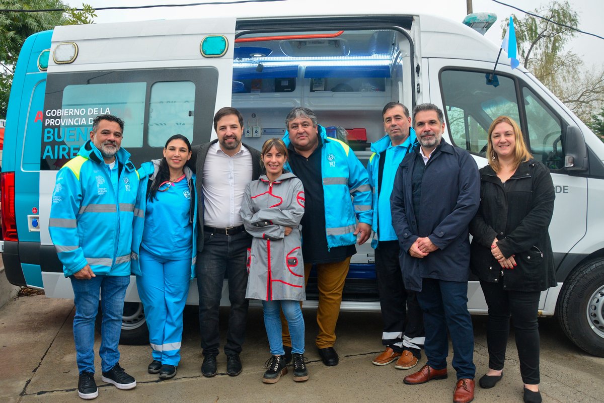 🚑 | El gobernador @Kicillofok y el ministro @nkreplak entregaron una ambulancia totalmente equipada para mejorar el sistema de emergencias de #Berazategui y garantizar una rápida respuesta del equipo de salud frente a urgencias. ¡Ya son 320 las unidades distribuidas!