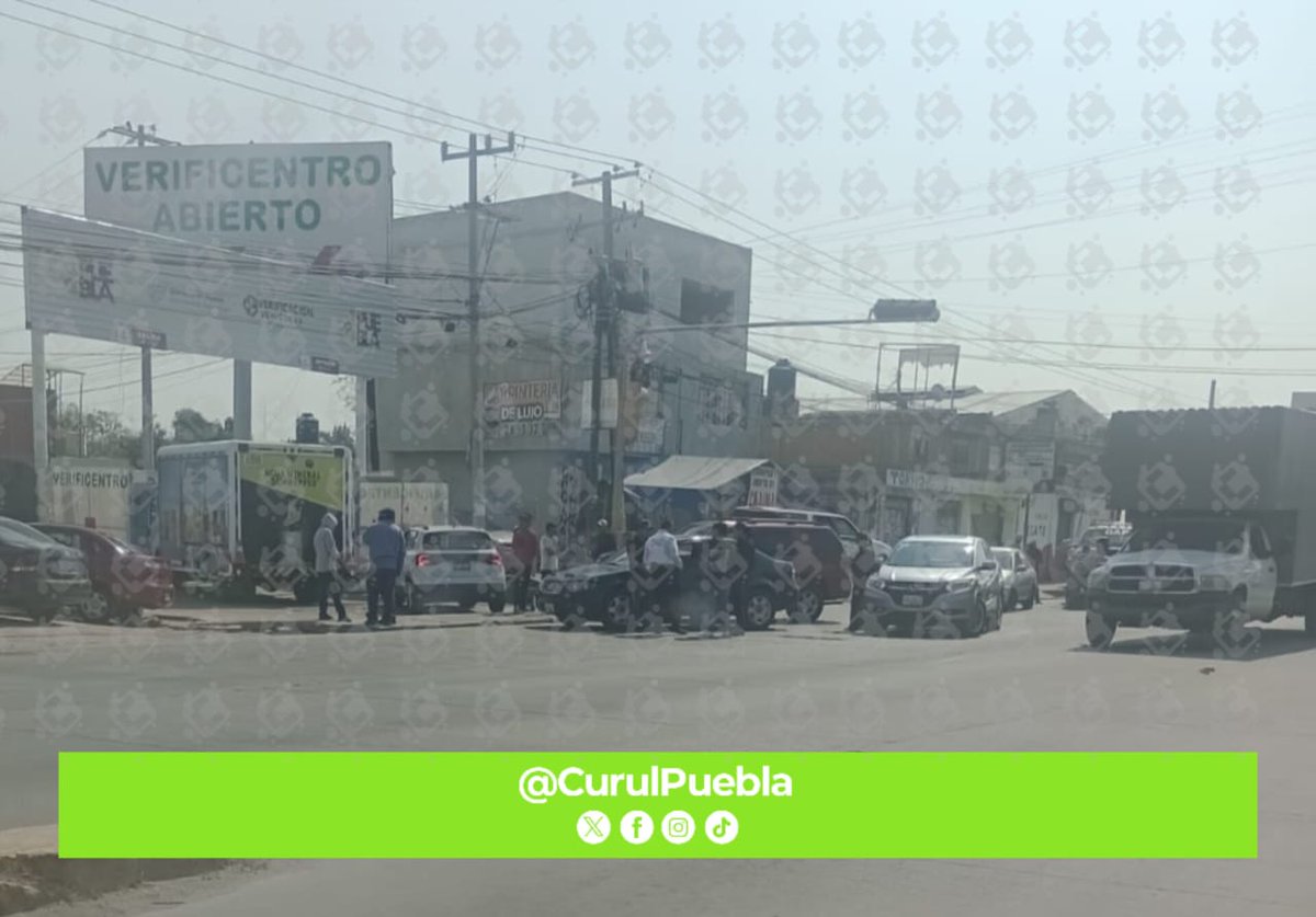 💥 🚘 #AccidenteVial || Choque carambola entre tres autos en frente del centro de verificación de #Chachapa, #Amozoc con dirección a #Puebla. #ReporteVial #CurulPuebla