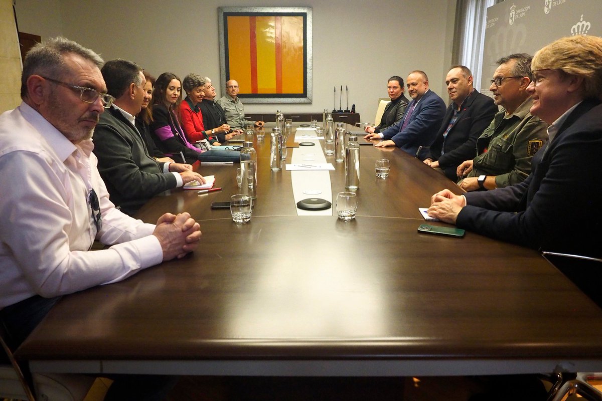 Esta mañana representantes de la #DiputaciónDeLeón -entre ellos el vicepresidente leonesista, Valentín Martínez- y de la Azucarera de La Bañeza poniendo el valor del sector azucarero a la hora de fijar población y crear puestos de trabajo.