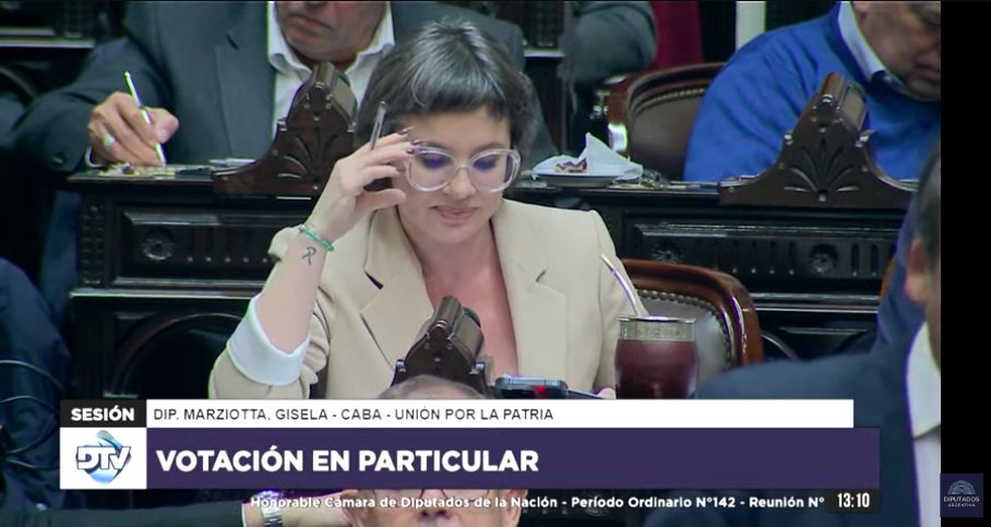 PresentesLatam's tweet photo. 📢 #Ahora
🇦🇷Se votó el Título Previsional de la #LeyDeBases
💥“De eliminarse la moratoria 9 de cada 10 mujeres no van a poder jubilarse”, dijeron las diputadas Gisela Marziota y Myriam Bregman.
✍️🏽Votación: Aprobados los cambios del régimen jubilatorio y se elimina la moratoria previsional
