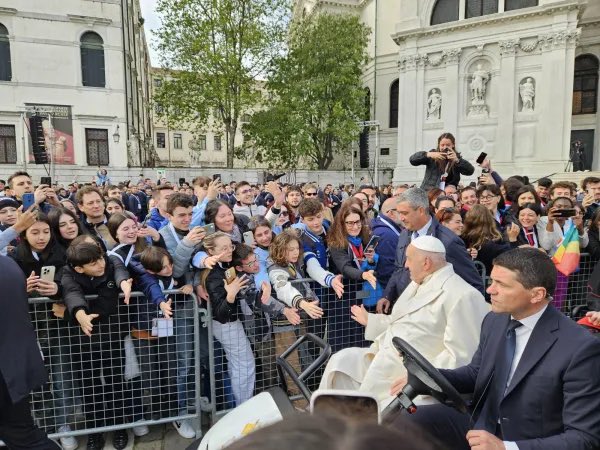 #PopeFrancis visited #Venice on Sunday, beginning by praying at the tomb of St. Mark the Evangelist inside St. Mark's Basilica.
 
10k people gathered to celebrate Holy Mass in St. Mark’s Square, with his homily on the theme of unity.😊🇻🇦